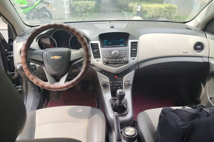 Used Chevrolet Cruze 2009 1.6L SE MT Center Console