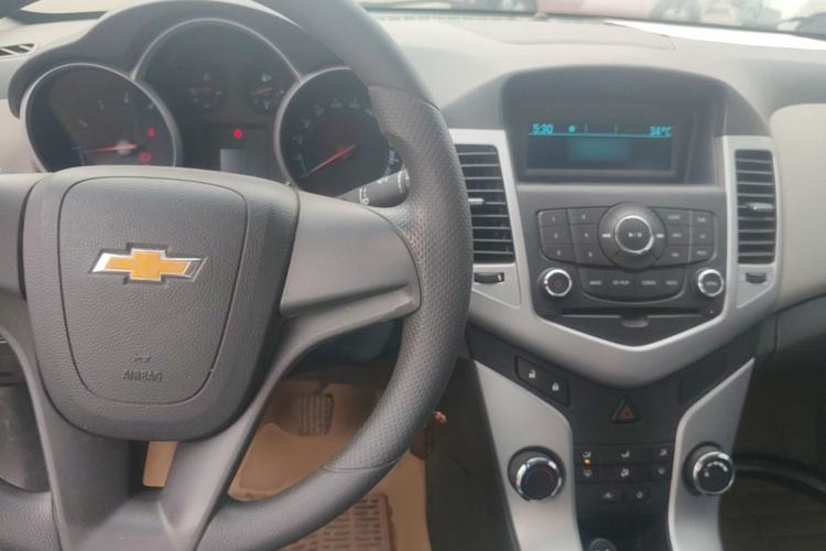 Used Chevrolet Cruze 2009 1.6L SL MT Center Console