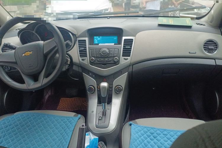 Used Chevrolet Cruze 2009 1.8L SE AT Center Console