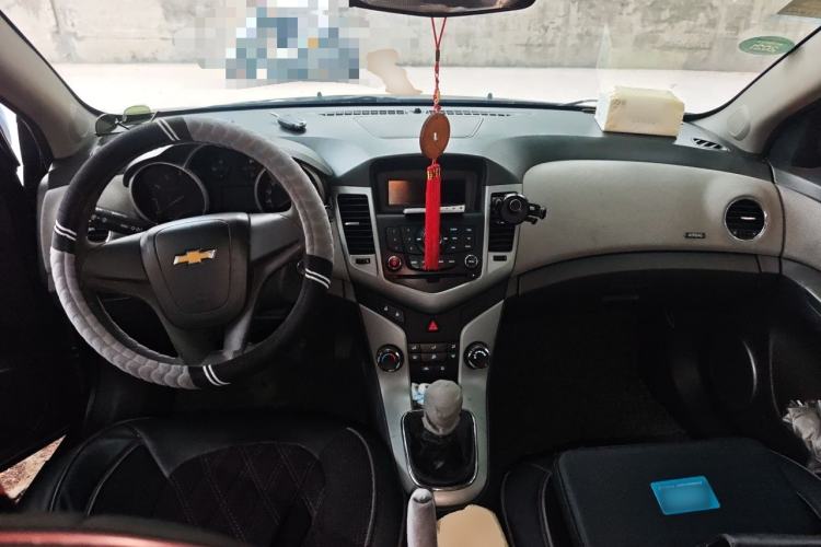 Used Chevrolet Cruze 2009 1.6L SE MT Center Console
