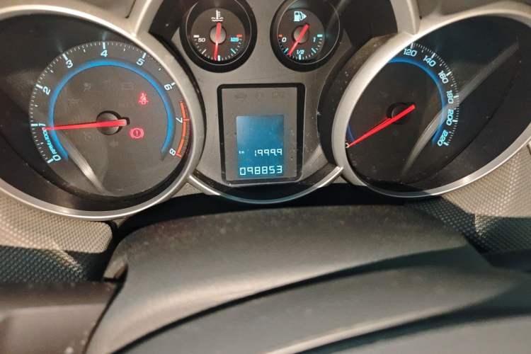 Used Chevrolet Cruze 2009 1.6L SE MT Odometer Close Up