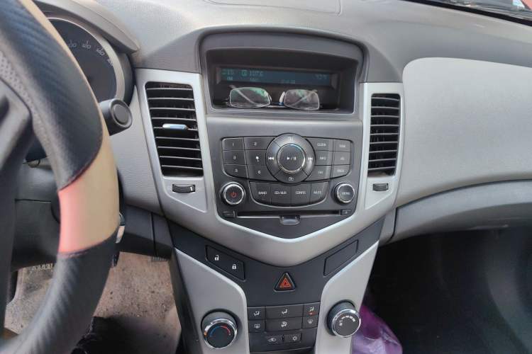 Used Chevrolet Cruze 2009 1.6L SE MT Audio And AC Panel