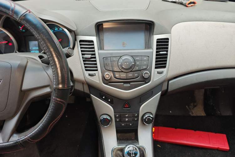 Used Chevrolet Cruze 2009 1.6L SE MT Audio And AC Panel