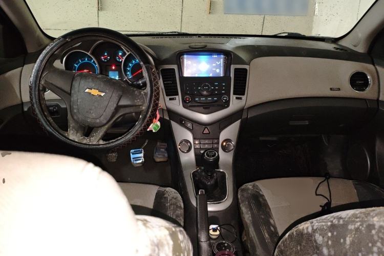 Used Chevrolet Cruze 2009 1.6L SE MT Center Console