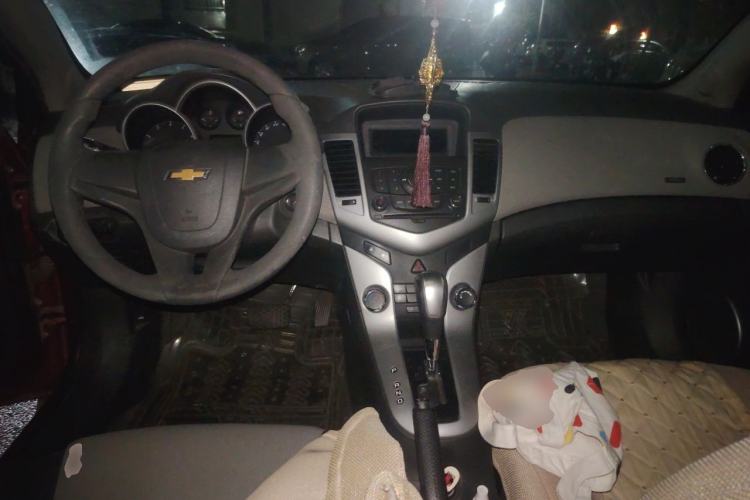 Used Chevrolet Cruze 2009 1.8L SE AT Center Console