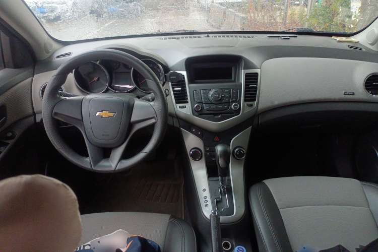 Used Chevrolet Cruze 2009 1.8L SE AT Center Console