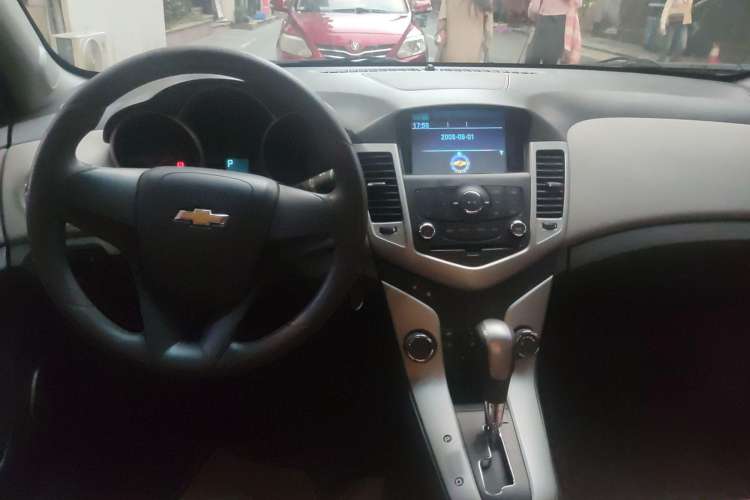 Used Chevrolet Cruze 2009 1.8L SE AT Center Console