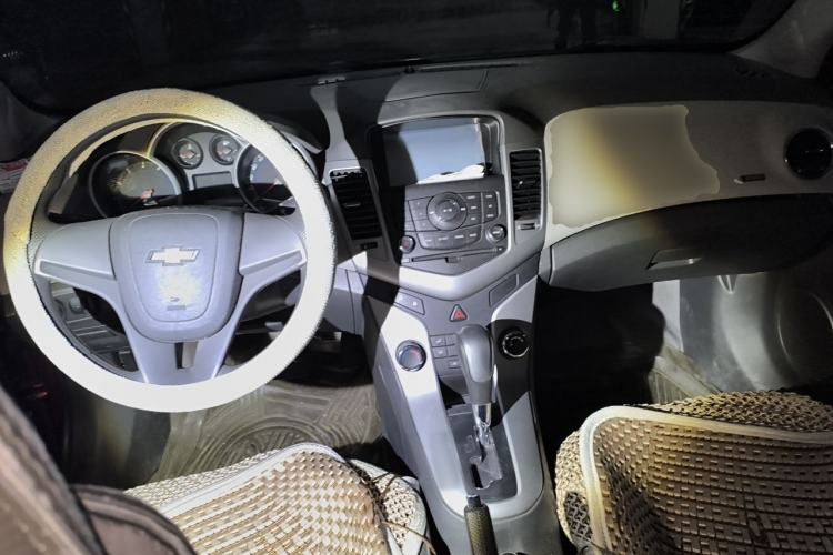 Used Chevrolet Cruze 2009 1.6L SE Automatic Center Console