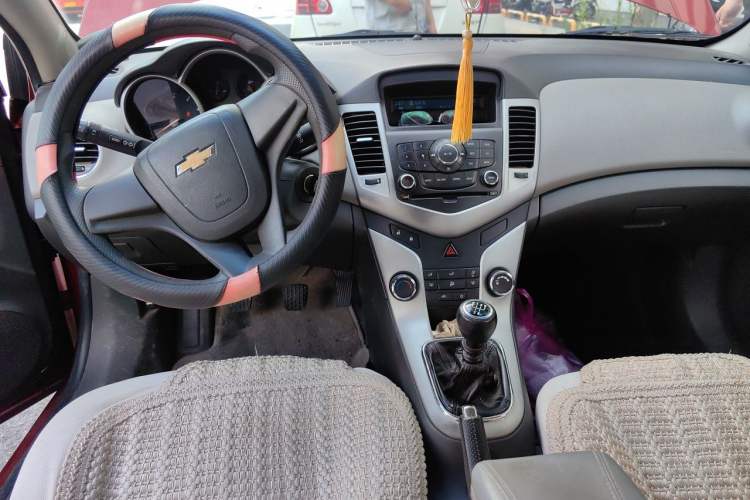 Used Chevrolet Cruze 2009 1.6L SE MT Center Console
