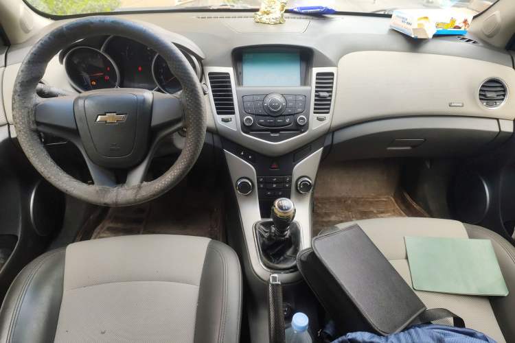 Used Chevrolet Cruze 2009 1.6L SE MT Center Console