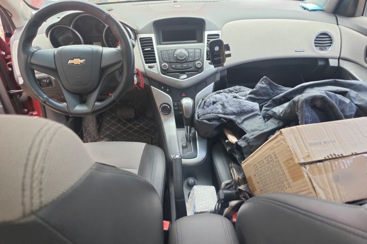 Used Chevrolet Cruze 2009 1.8L SE AT Center Console