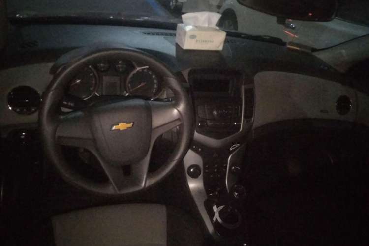 Used Chevrolet Cruze 2009 1.6L SE MT Center Console