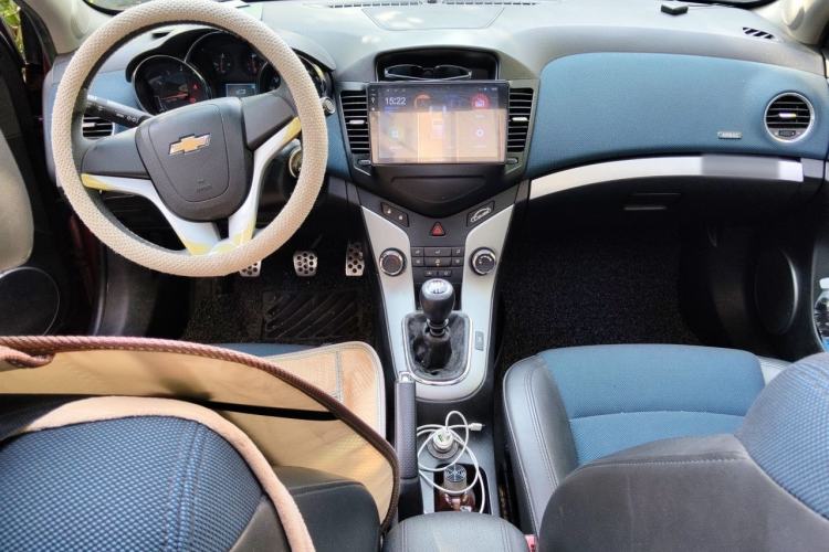 Used Chevrolet Cruze 2009 1.6L SE MT Center Console