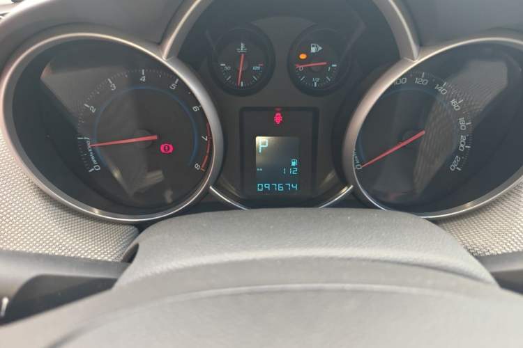 Used Chevrolet Cruze 2009 1.8L SE AT Odometer Close Up