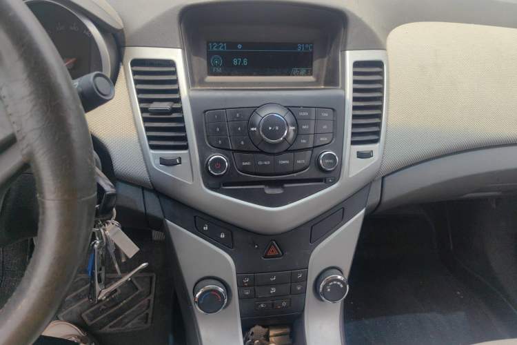 Used Chevrolet Cruze 2009 1.6L SE MT Audio And AC Panel