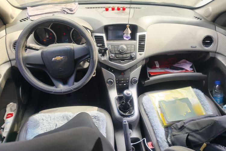 Used Chevrolet Cruze 2009 1.6L SE MT Center Console