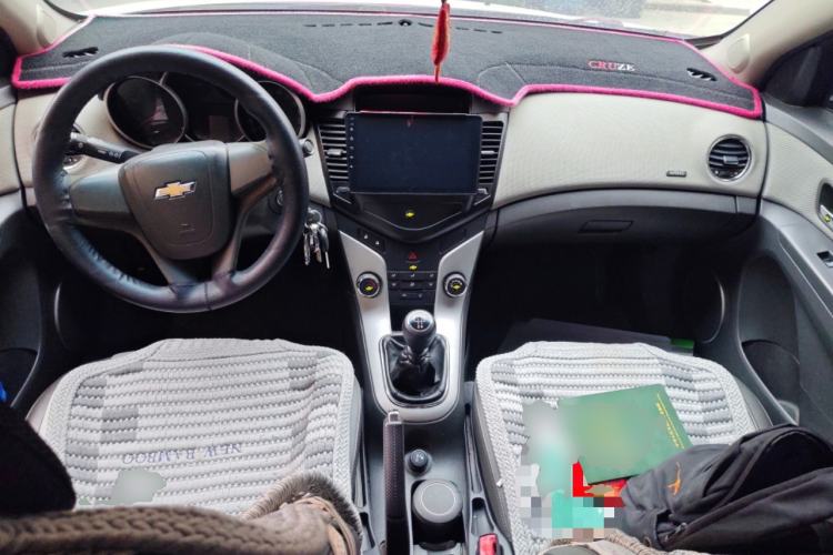 Used Chevrolet Cruze 2009 1.6L SE MT Center Console
