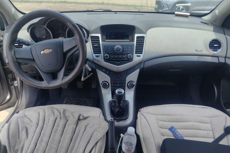 Used Chevrolet Cruze 2009 1.6L SE MT Center Console