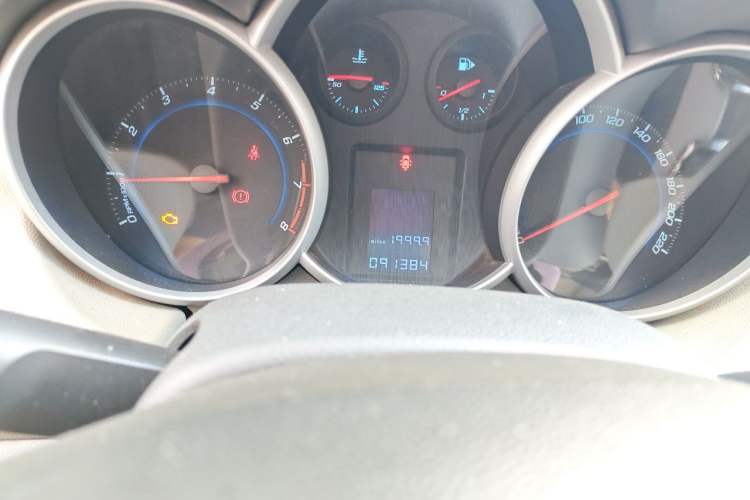 Used Chevrolet Cruze 2009 1.6L SL MT Odometer Close Up