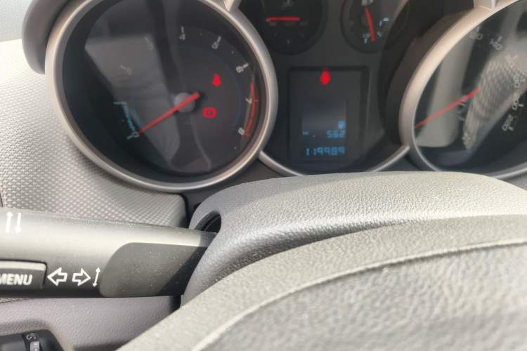 Used Chevrolet Cruze 2009 1.6L SE MT Odometer Close Up