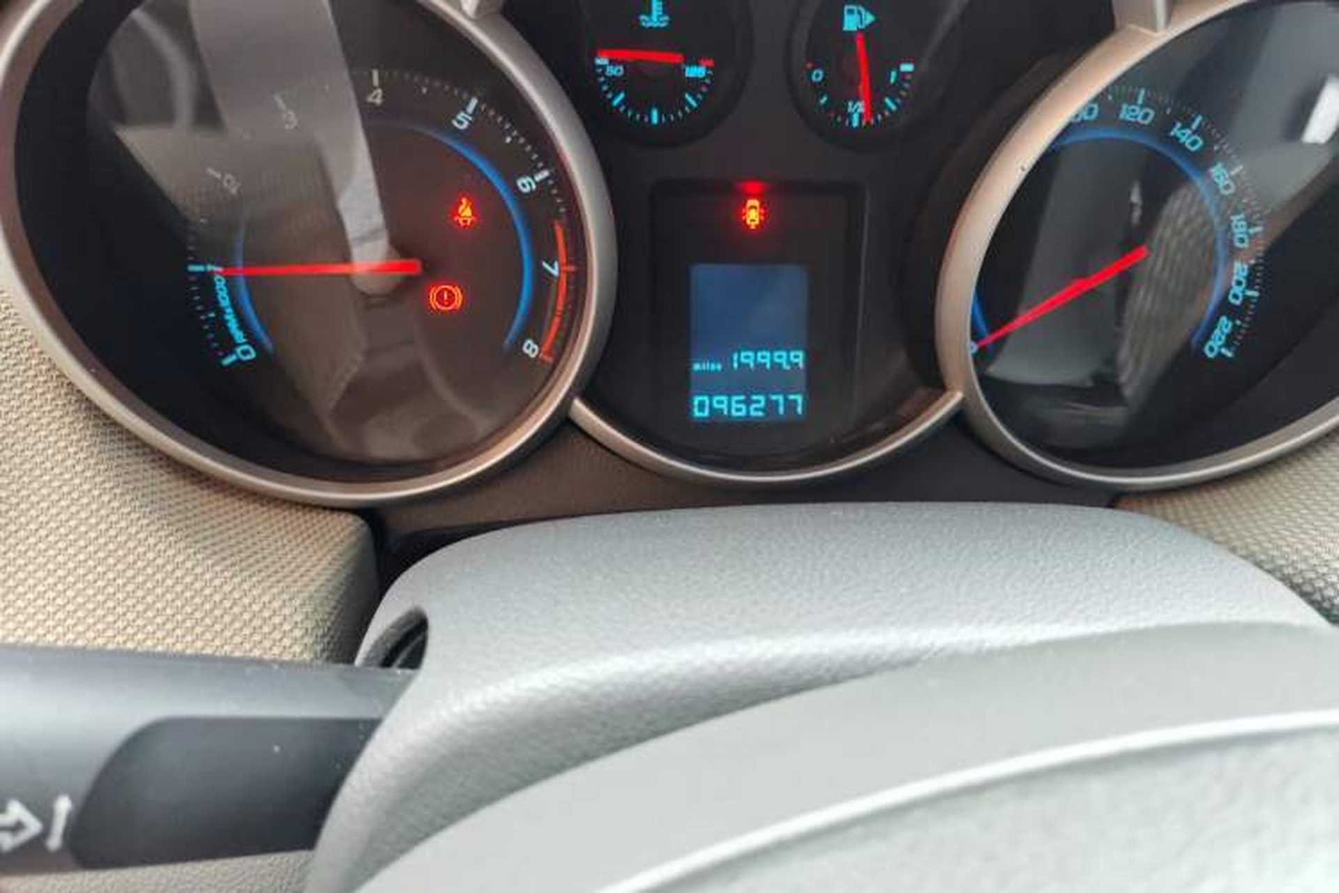 Used Chevrolet Cruze 2009 1.6L SE MT Odometer Close Up