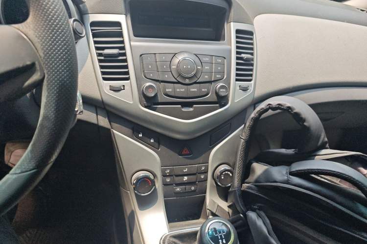 Used Chevrolet Cruze 2009 1.6L SE MT Audio And AC Panel