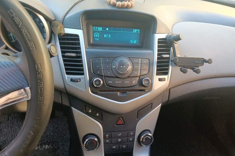 Used Chevrolet Cruze 2009 1.6L SE MT Audio And AC Panel