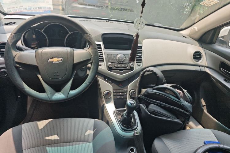 Used Chevrolet Cruze 2009 1.6L SE MT Center Console