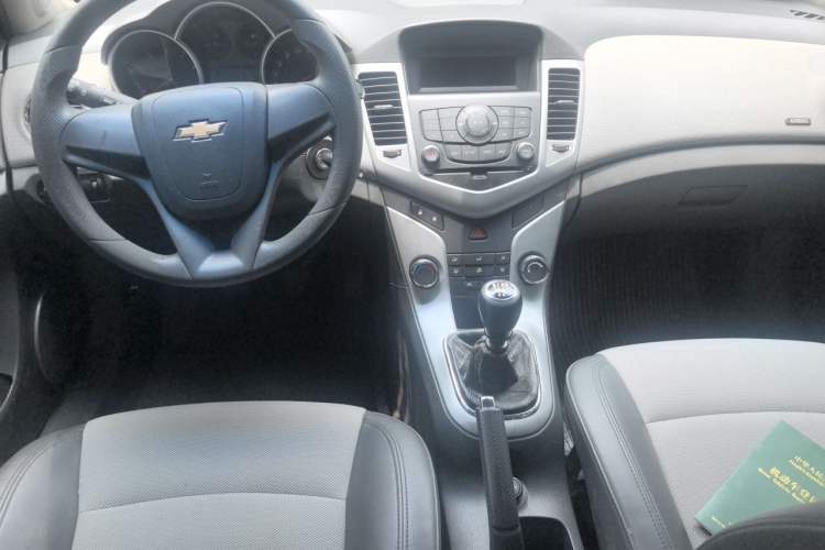 Used Chevrolet Cruze 2009 1.6L SE MT Center Console