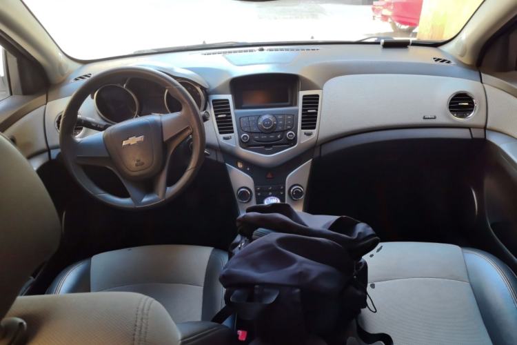 Used Chevrolet Cruze 2009 1.6L SE MT Center Console