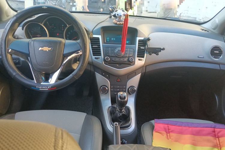Used Chevrolet Cruze 2009 1.6L SE MT Center Console