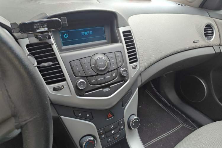 Used Chevrolet Cruze 2010 1.6L SL Grand Touring Edition MT Audio And AC Panel