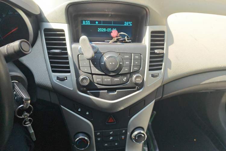 Used Chevrolet Cruze 2010 1.6L SL Grand Touring Edition MT Audio And AC Panel