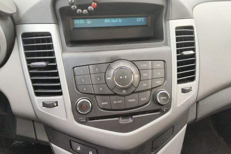 Used Chevrolet Cruze 2010 1.6L SL Grand Touring Edition MT Audio And AC Panel