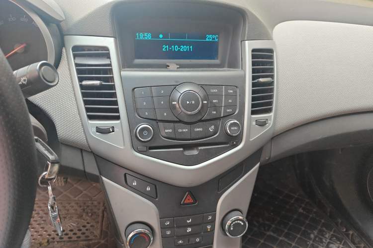 Used Chevrolet Cruze 2010 1.6L SL Grand Touring Edition MT Audio And AC Panel