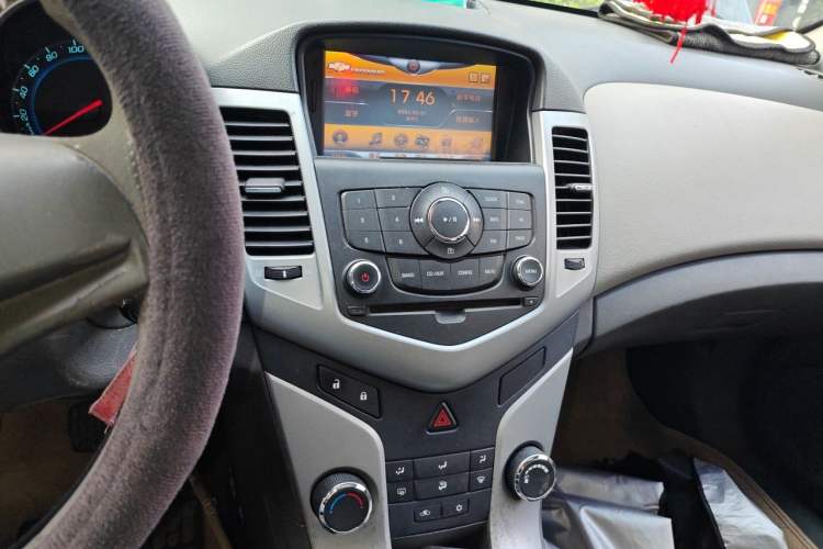 Used Chevrolet Cruze 2010 1.6L SL Grand Touring Edition MT Audio And AC Panel