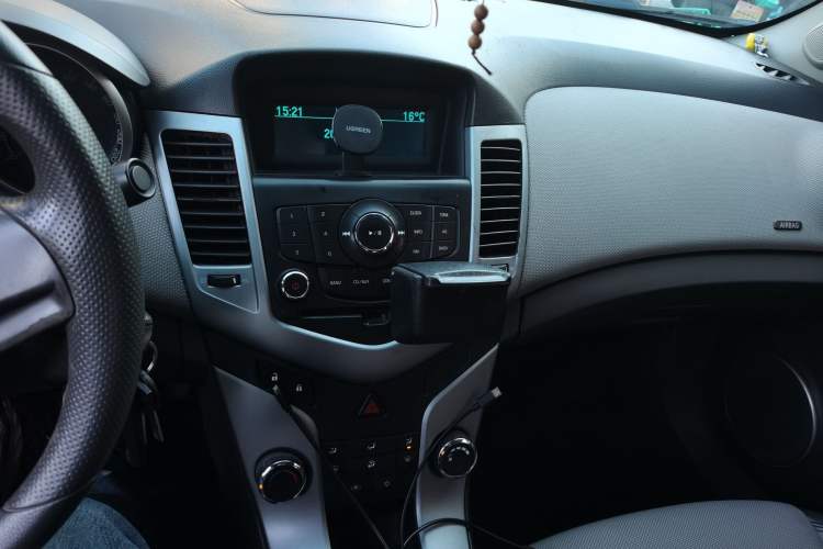 Used Chevrolet Cruze 2010 1.6L SL Grand Touring Edition MT Audio And AC Panel
