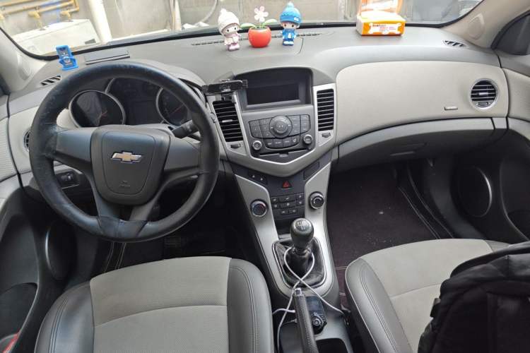 Used Chevrolet Cruze 2010 1.6L SL Grand Touring Edition MT Center Console