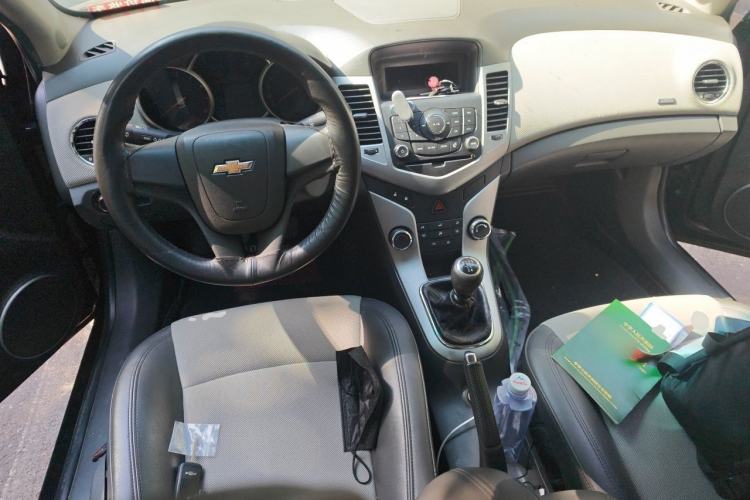 Used Chevrolet Cruze 2010 1.6L SL Grand Touring Edition MT Center Console