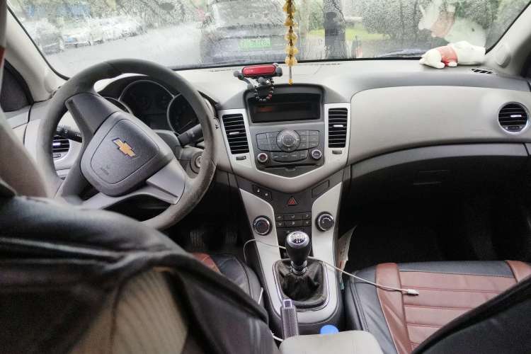Used Chevrolet Cruze 2010 1.6L SL Grand Touring Edition MT Center Console