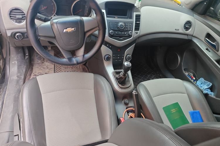 Used Chevrolet Cruze 2010 1.6L SL Grand Touring Edition MT Center Console