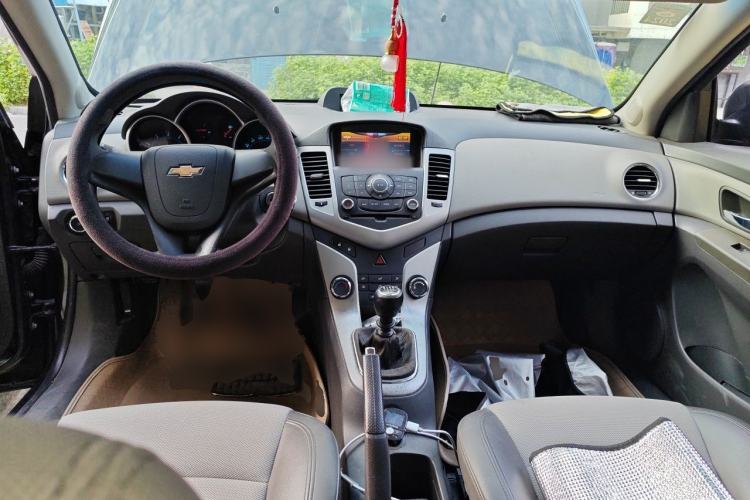 Used Chevrolet Cruze 2010 1.6L SL Grand Touring Edition MT Center Console