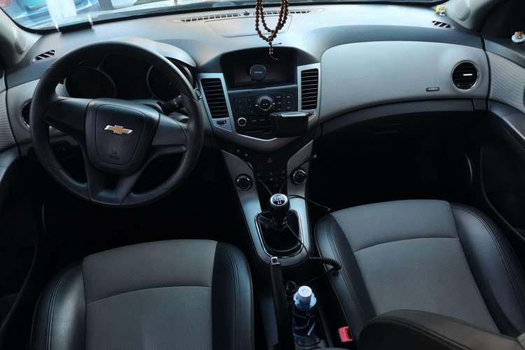 Used Chevrolet Cruze 2010 1.6L SL Grand Touring Edition MT Center Console