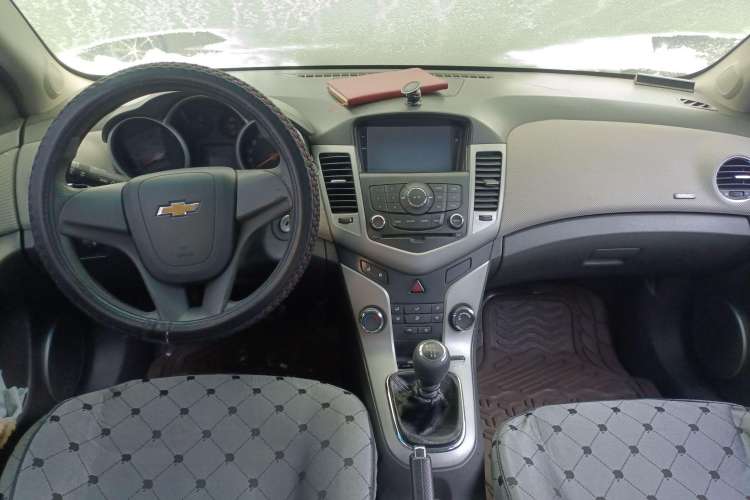 Used Chevrolet Cruze 2010 1.6L SL Grand Touring Edition MT Center Console