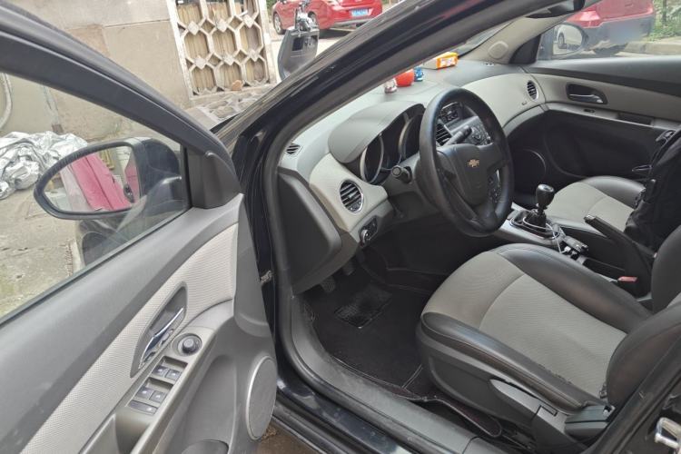 Used Chevrolet Cruze 2010 1.6L SL Grand Touring Edition MT Driver Seat
