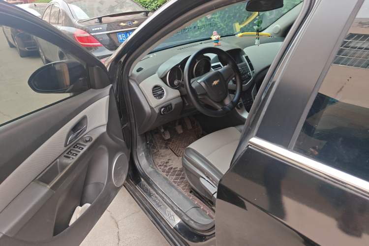 Used Chevrolet Cruze 2010 1.6L SL Grand Touring Edition MT Driver Seat