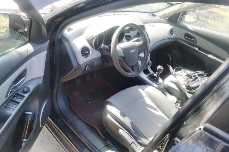 Used Chevrolet Cruze 2010 1.6L SL Grand Touring Edition MT Driver Seat