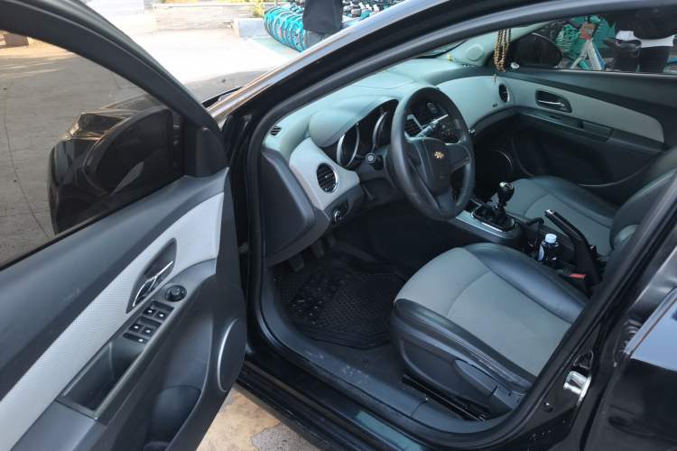 Used Chevrolet Cruze 2010 1.6L SL Grand Touring Edition MT Driver Seat