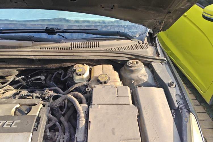 Used Chevrolet Cruze 2010 1.6L SL Grand Touring Edition MT Engine Bay Left