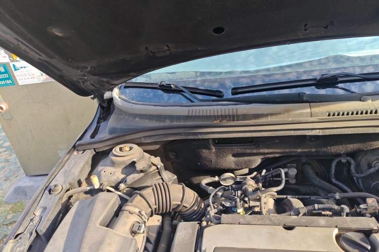 Used Chevrolet Cruze 2010 1.6L SL Grand Touring Edition MT Engine Bay Right